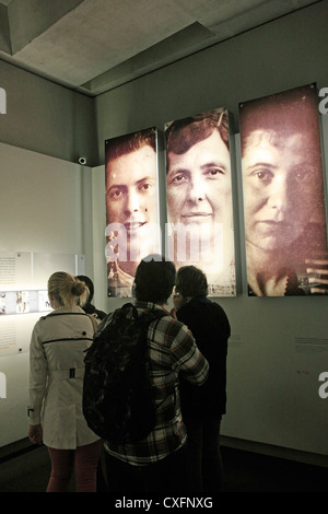 Les jeunes gens de lire ce qui est arrivé aux Juifs en Europe entre 1933 et 1945 au Jewish Memorial Center à Berlin Banque D'Images