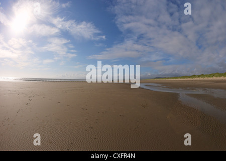 Soleil d'été dans la plage d'Harlech, Gwynedd, Pays de Galles, Royaume-Uni, Royaume-Uni, GO, Grande-Bretagne, British Isles, Europe Banque D'Images