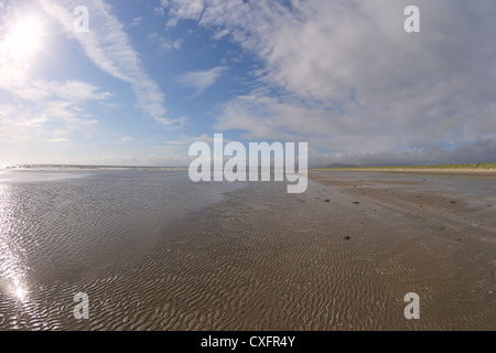 Plage de Harlech et Tremadog Bay dans le soleil d'été, Gwynedd, Pays de Galles, Royaume-Uni, Royaume-Uni, GO, Grande-Bretagne, British Isles, Europe Banque D'Images