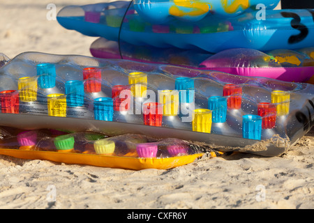 Matelas colorés sur la plage de Patong à Phuket Banque D'Images