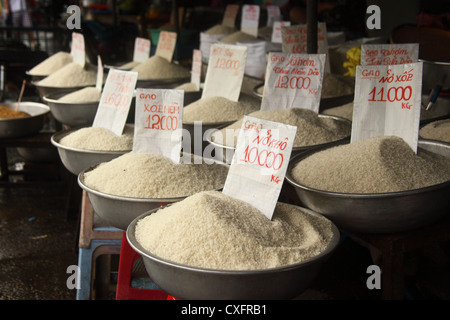 Variété de riz au marché local au Vietnam Banque D'Images