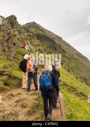 Randonneurs marche sur la dernière section du chemin Ridge Rhyd Ddu sommet de mont Snowdon dans les montagnes du Parc National de Snowdonia au Pays de Galles UK Banque D'Images