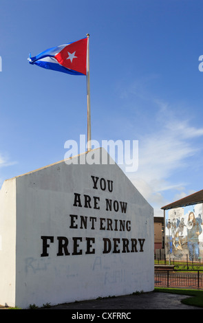 Scène de rue avec Free Derry corner stone inscription à Derry, Londonderry, en Irlande du Nord, Royaume-Uni Banque D'Images