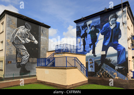 Scène de rue avec des peintures murales sur le côté d'une maison dans le cadre de la galerie par Bogside artists dans Neuchâtel Co Londonderry en Irlande du Nord UK Banque D'Images