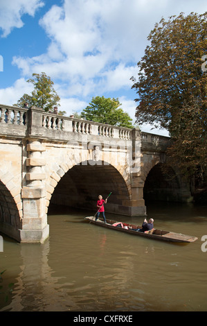 La rivière Cherwell en barque sur Oxford Angleterre Royaume-uni à Pont-de-la-Madeleine Banque D'Images