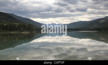 Lac Yellowhead Colombie-Britannique Canada avec le ciel reflété Banque D'Images