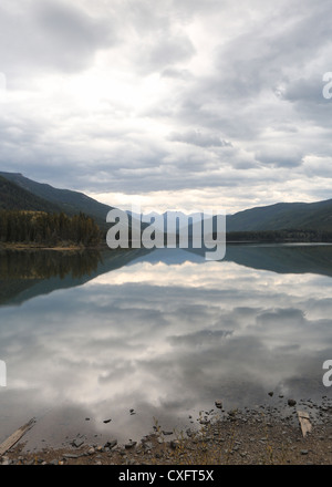 Lac Yellowhead Colombie-Britannique Canada avec le ciel reflété Banque D'Images