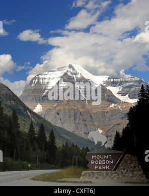 Le mont Robson, Colombie-Britannique, vu de l'entrée ouest du parc provincial du mont Robson sur la route Yellowhead. Banque D'Images