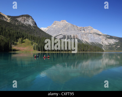 Canot sur le lac Emerald, le parc national Yoho, Colombie-Britannique, Canada Banque D'Images