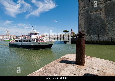 Excursion en bateau de croisière plaisir de quitter le port de La Rochelle, Charente-Maritime, Poitou-Charentes, France. Banque D'Images