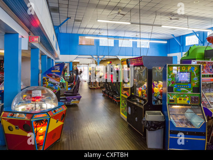 Salle de jeux électroniques sur la jetée de Weirs Beach, le lac Winnipesaukee, Région des lacs, New Hampshire, USA Banque D'Images