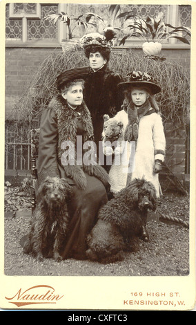 Cabinet Photo de femme, fille et petite-fille du chirurgien général, John Henry Sylvester Banque D'Images