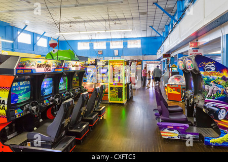 Salle de jeux électroniques sur la jetée de Weirs Beach, le lac Winnipesaukee, Région des lacs, New Hampshire, USA Banque D'Images