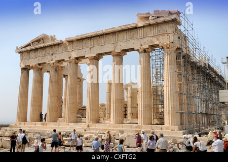 Les touristes voir le temple du Parthénon l'objet de travaux de restauration de l'Acropole à Athènes, Grèce Banque D'Images