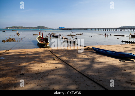 Bateaux de pêcheurs traditionnels à la plage de Rawai à Phuket Banque D'Images