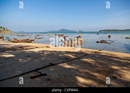 Bateaux de pêcheurs traditionnels à la plage de Rawai à Phuket Banque D'Images