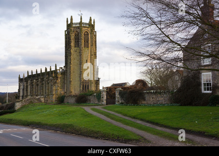 Soleil illumine la tour octogonale de l'église Saint-Michel d'tel qu'il se couche sur le Coxwold North Yorkshire Moors. Banque D'Images