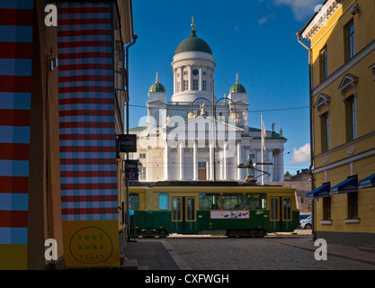 La Cathédrale d'Helsinki Place du Sénat avec tramway en premier plan Helsinki Finlande Banque D'Images