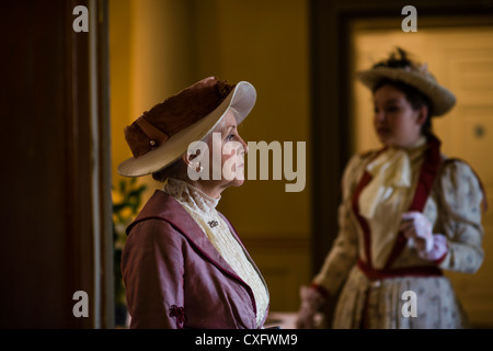 Une femme jouant de lady Bracknell dans l'importance d'être constant sur les Galles Aberystwyth Nanteos Mansion Hotel UK Banque D'Images