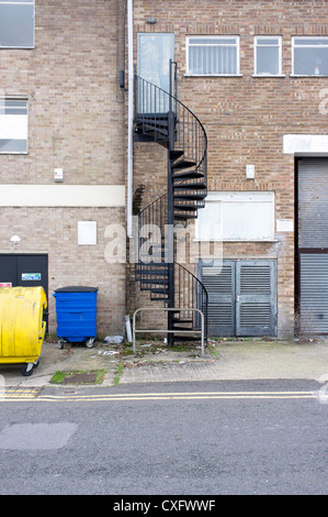 Métal acier en colimaçon fire escape sur bâtiment industriel UK Banque D'Images