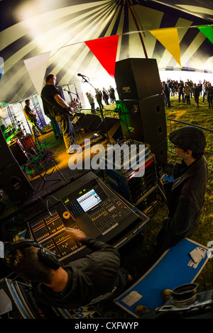 Une vue de l'équipe travaillant sur le mixage sonore sur le côté de la scène à un festival de musique, UK Banque D'Images