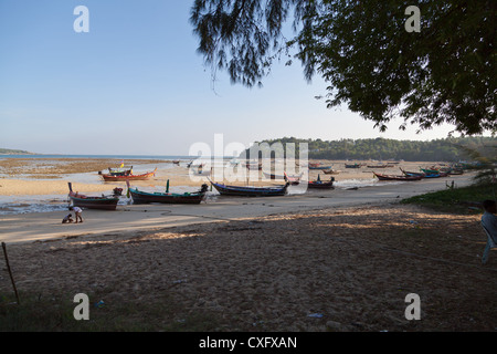 Bateaux de pêcheurs traditionnels à la plage de Rawai à Phuket Banque D'Images