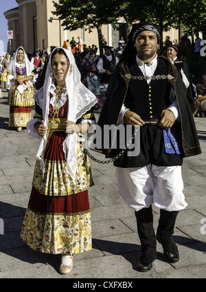 Et ma femme portant un costume traditionnel sarde à la fête religieuse Sagra del Redentore Nuoro Sardaigne Italie Banque D'Images