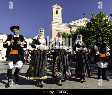 Les gens qui portent le costume traditionnel sarde à la fête religieuse Sagra del Redentore Nuoro Sardaigne Italie Banque D'Images