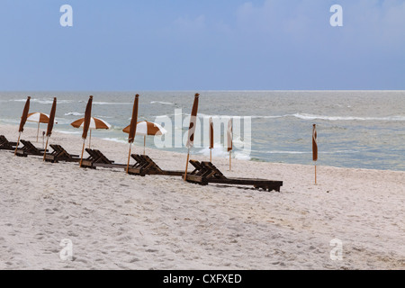 Plage vide avec chaises longues et parasols Banque D'Images
