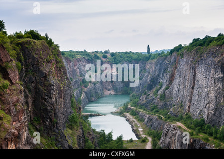 Velká Amerika (Grand Nord, République tchèque Grand Canyon) a partiellement inondé, carrière de calcaire abandonnée près de Mořina village Banque D'Images