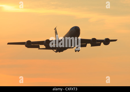 168E Boeing KC-135 Stratotanker ARS bashing circuit au coucher du soleil autour de RAF Mildenhall Suffolk en Angleterre. Banque D'Images