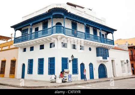 Immeuble d'angle colonial espagnol, Cartagena de Indias, Colombie. Banque D'Images