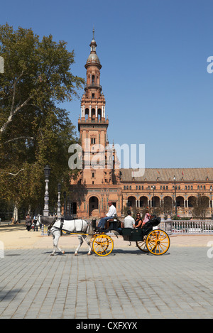 Cheval et un chariot à Plaza de España, Séville Espagne La nouvelle renaissance style mudéjar maquette bâtiment abrite les bureaux du gouvernement. Banque D'Images