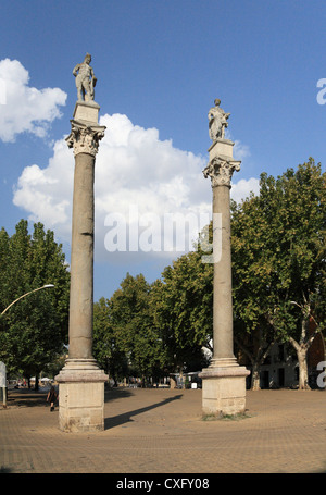 Colonnes romaines surmontées de statues d'Hercule et de Jules César à l'Alameda de Hercules Séville Espagne Banque D'Images