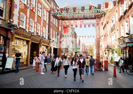 Scène de rue Gerrard, Chinatown, Londres W1 UK Europe Banque D'Images