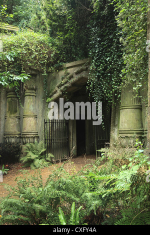 Entrée de l'Avenue égyptien le Cimetière de Highgate à Londres Banque D'Images