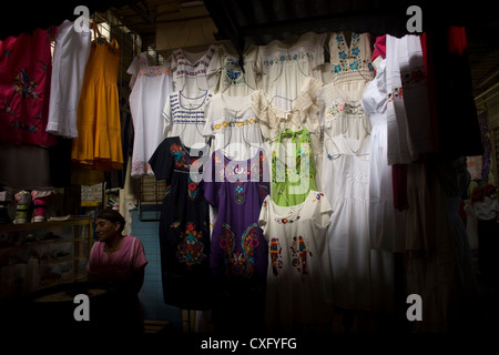 Vêtements s'asseoir pour la vente au marché de la Merced à Oaxaca, Mexique, 11 juillet 2012. Banque D'Images