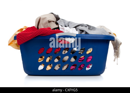 Panier à linge bleu plein de vêtements sales Banque D'Images