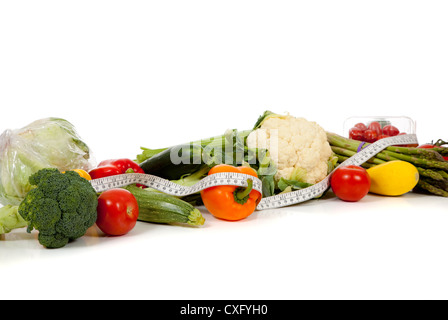 Rangée de légumes frais avec un ruban à mesurer Banque D'Images