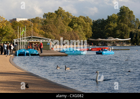 Crépuscule au pédalo sur la Serpentine dans Hyde Park, Londres Banque D'Images