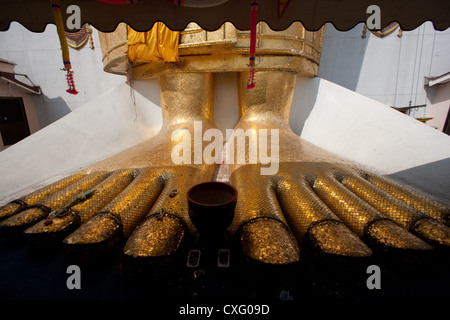 Les pieds de la statue de Bouddha haute de 32 mètres du temple Wat Intharawihan Bangkok Thaïlande Banque D'Images