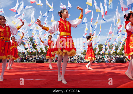 Chinese filles dansant sur scène lors d'un festival Banque D'Images