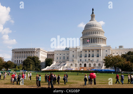 Visiteurs en face de la National Capitol building - Washington, DC Banque D'Images