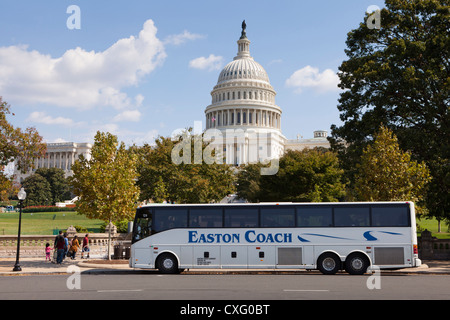 Un tour bus stationnés devant le Capitole - Washington, DC Banque D'Images