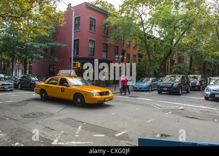 New York City, NY, États-Unis, Brooklyn Street Scenes, Townhouses, Intersection, taxi Cab Crossing conduite des quartiers locaux, maisons en grès brun