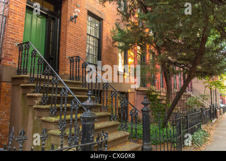 New York, NY, États-Unis, Brooklyn, scènes de rue, maisons de ville historiques, brique rouge, maisons en rangée, maisons brownstone, marches avant, gentrification des zones urbaines aux États-Unis, logement Banque D'Images