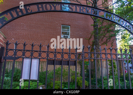 New York, NY, États-Unis d'Amérique, signe, Gate, 'Le Hoyt Street Garden' à Brooklyn, l'embourgeoisement des villes en nous Banque D'Images