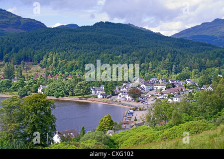 Regarder sur village de Ballybunion, Loch Goil, Drimsynie holiday lodges sur gauche, Ardgoil, Argyll Forest Park, Ecosse UK Banque D'Images