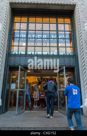 New York City, NY, États-Unis, magasins, magasins d'alimentation, 'Trader Joe's' dans le bâtiment converti Savings Ba-nk à Brooklyn, entrée, extérieur moderne de supermarché Banque D'Images