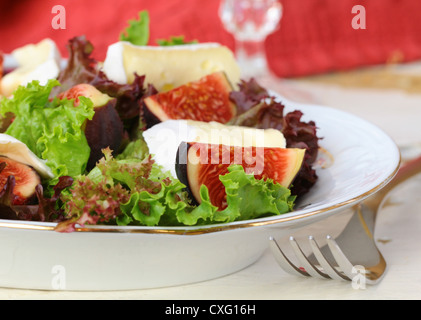 Délicieuse salade aux figues et fromage Brie Banque D'Images